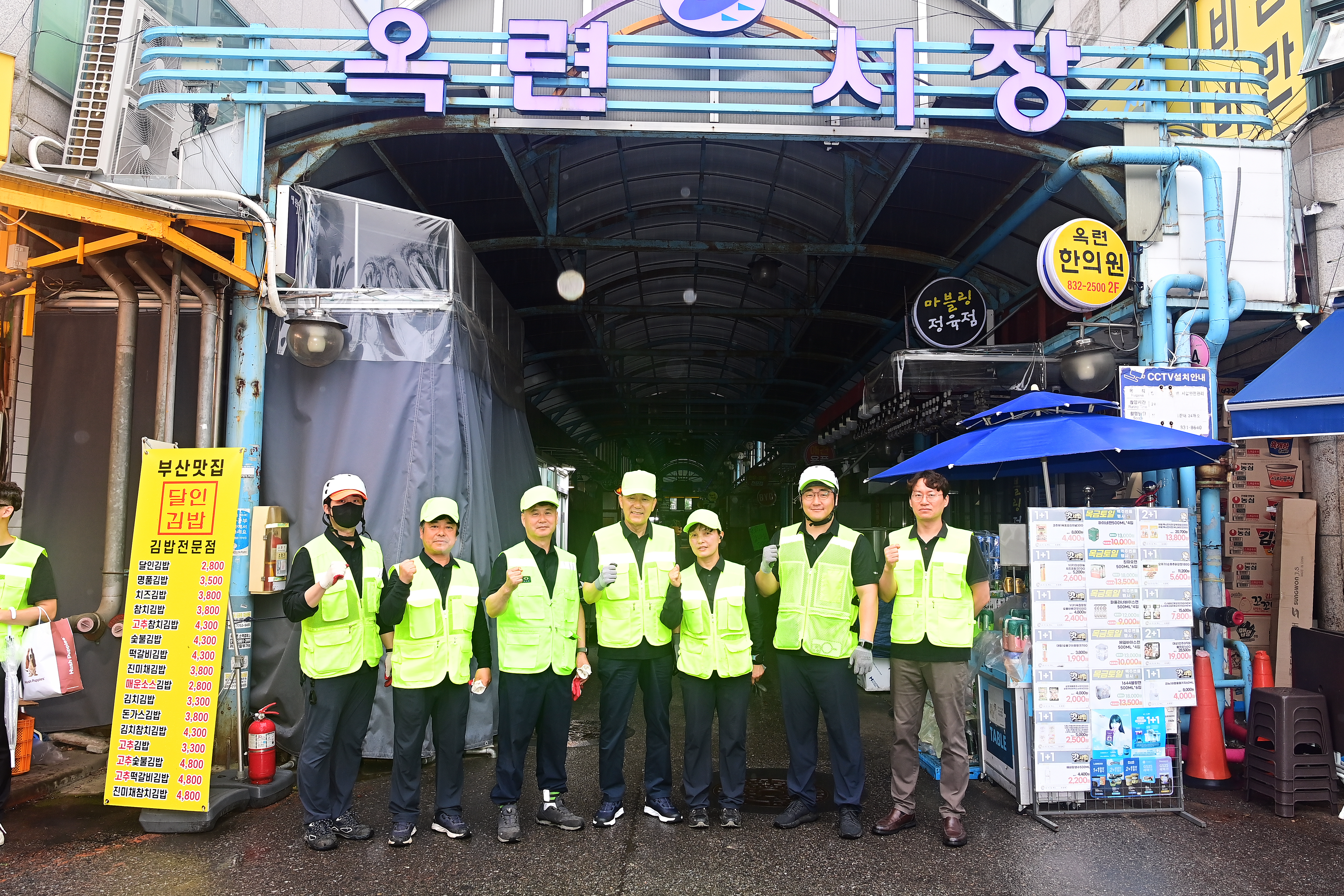 이재호 연수구청장이 7월 1일 민선8기 3주년을 맞아 도로환경공무관과 지역 내 옥련시장과 독배로 일대를 중심으로 가로 청소 활동을 했다